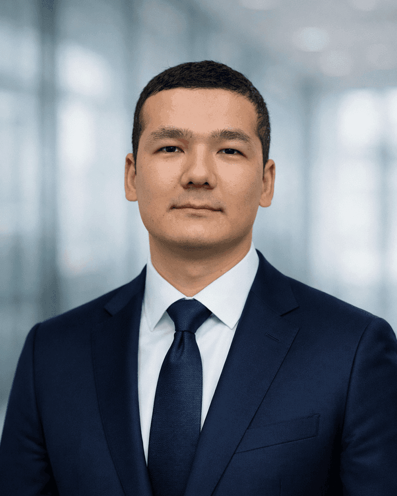 Server racklari ko'rinib turgan texnologik ofisda ko'zoynakli va qisqa kulrang sochli erkak professional portreti